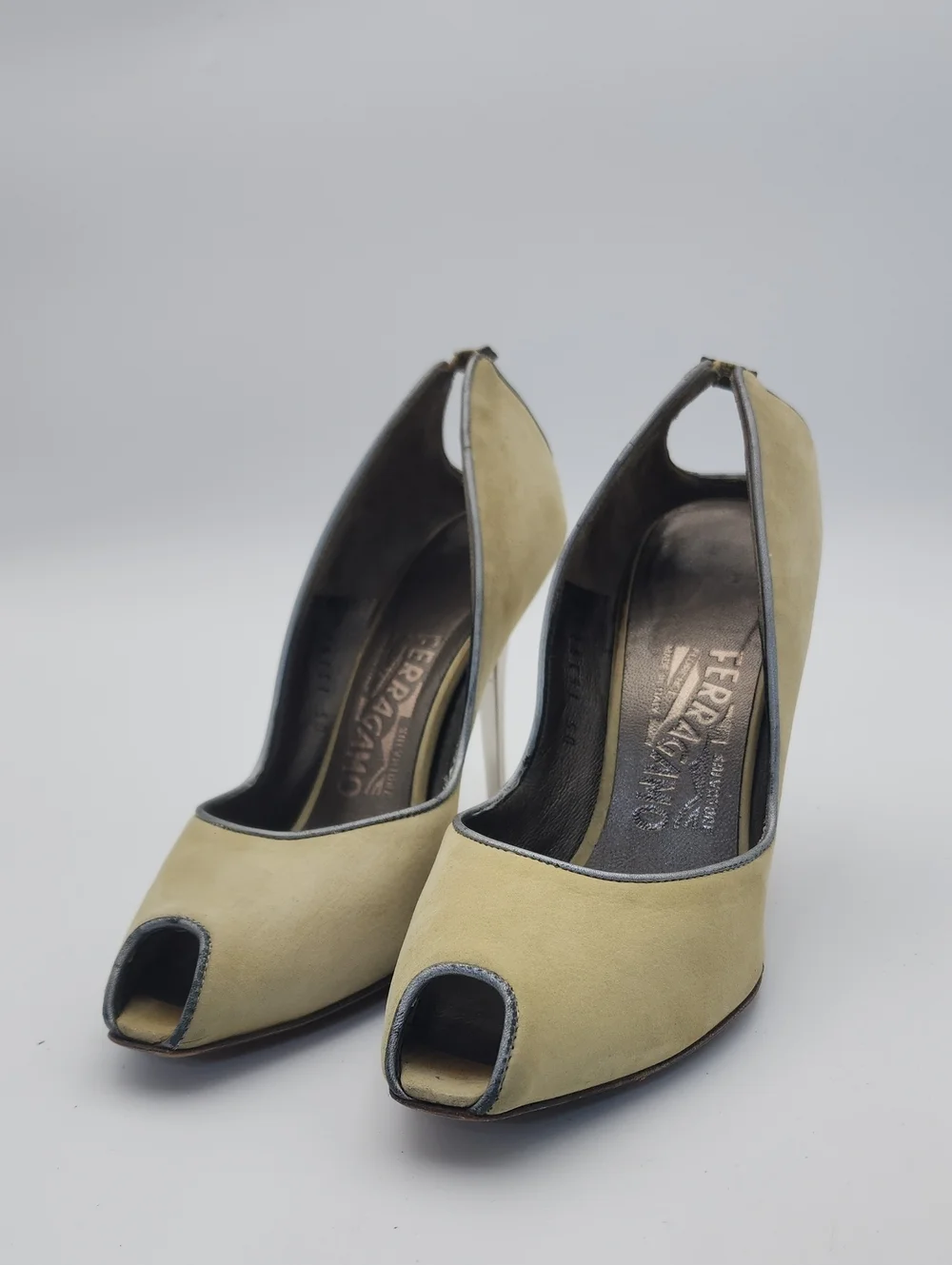 Vintage Salvatore Ferragamo Suede Peep-Toe Pumps – Pale Yellow Size 6